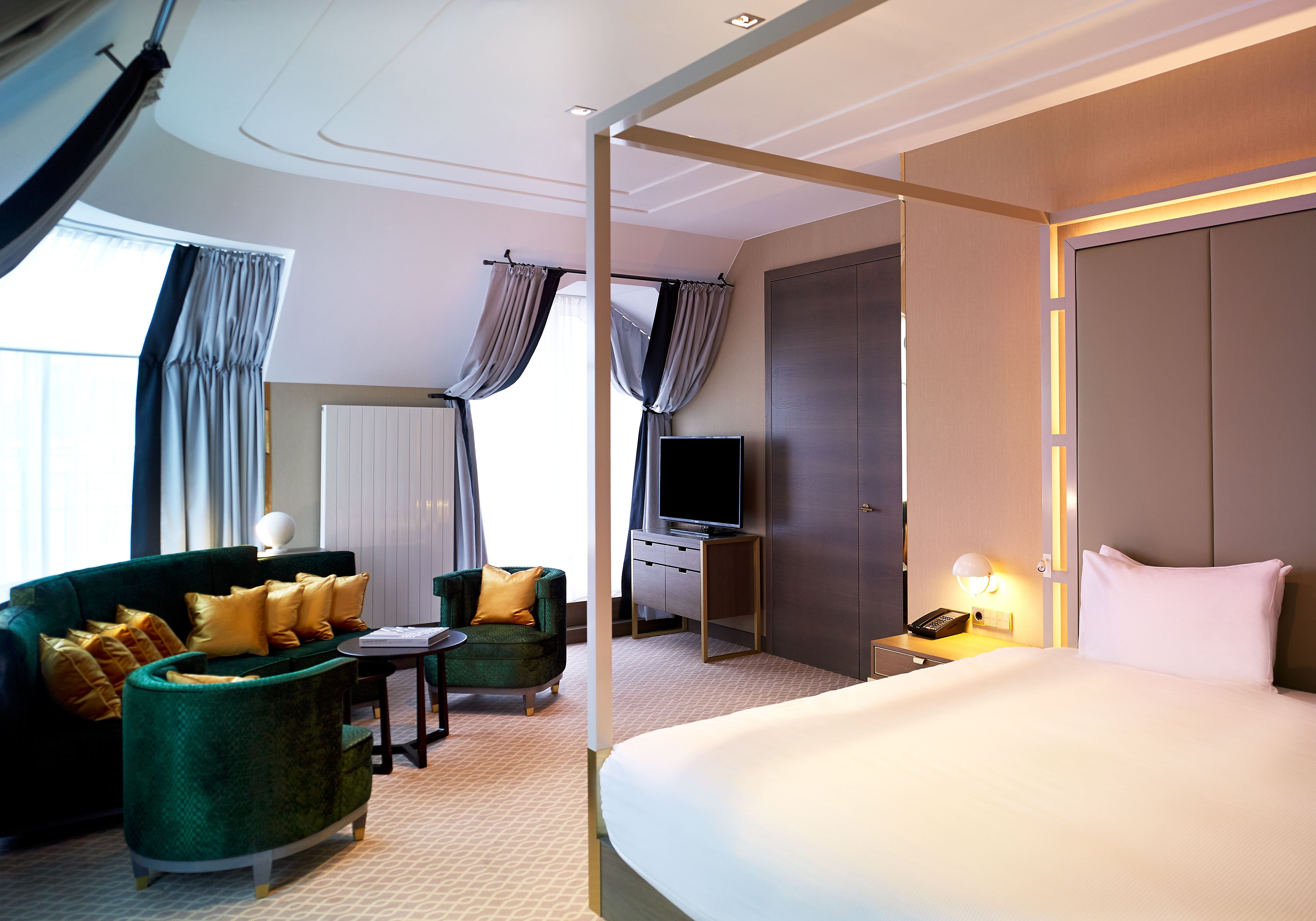 plaza_royal_suite_bedroom.jpg